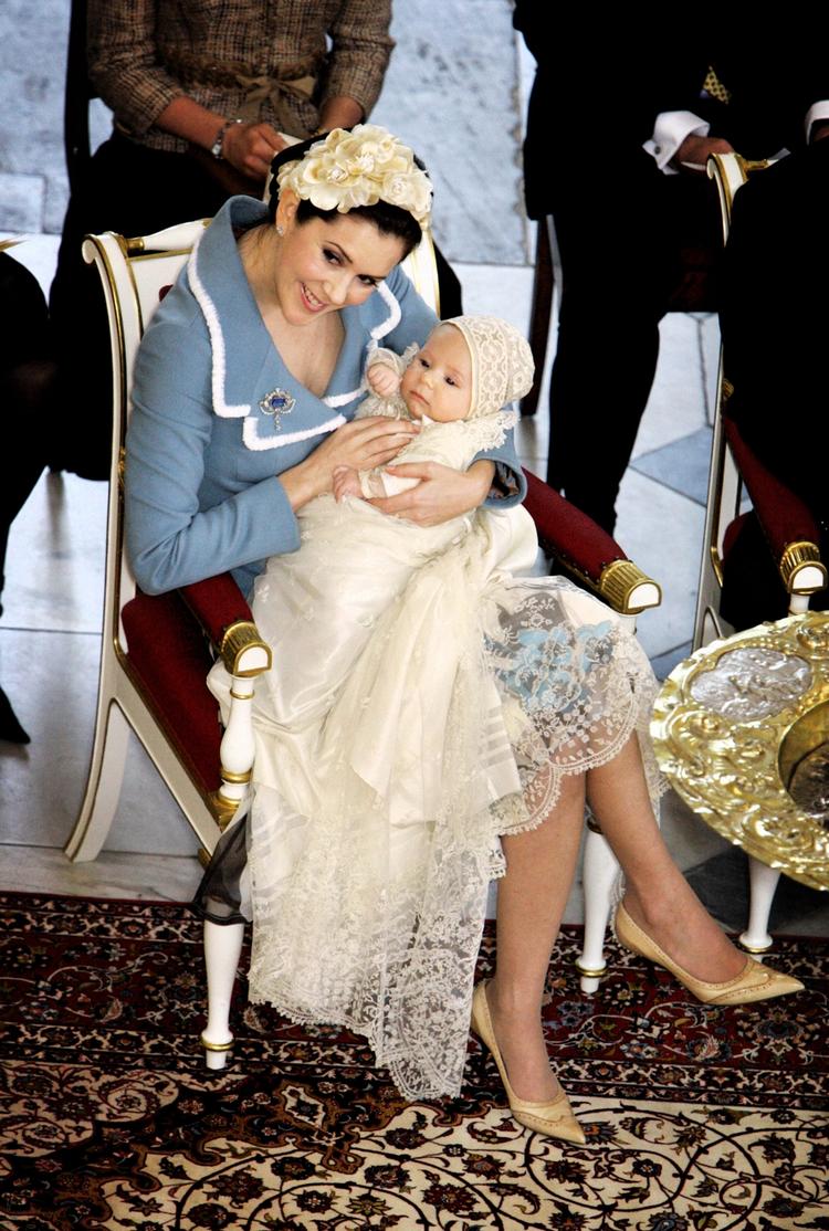 Her er kronprinsessen med lilleprinsen under dåben. 