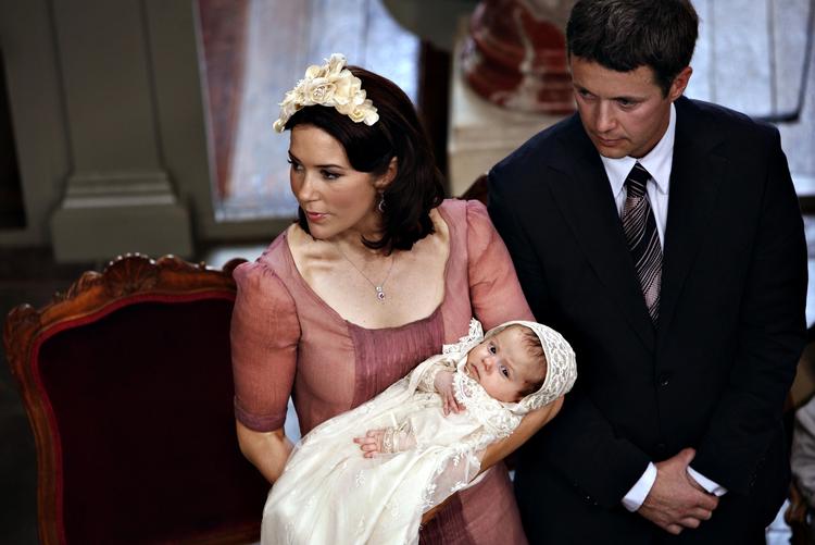 Kronprinseparret med nydøbte Isabella Henrietta Ingrid Margrethe. 