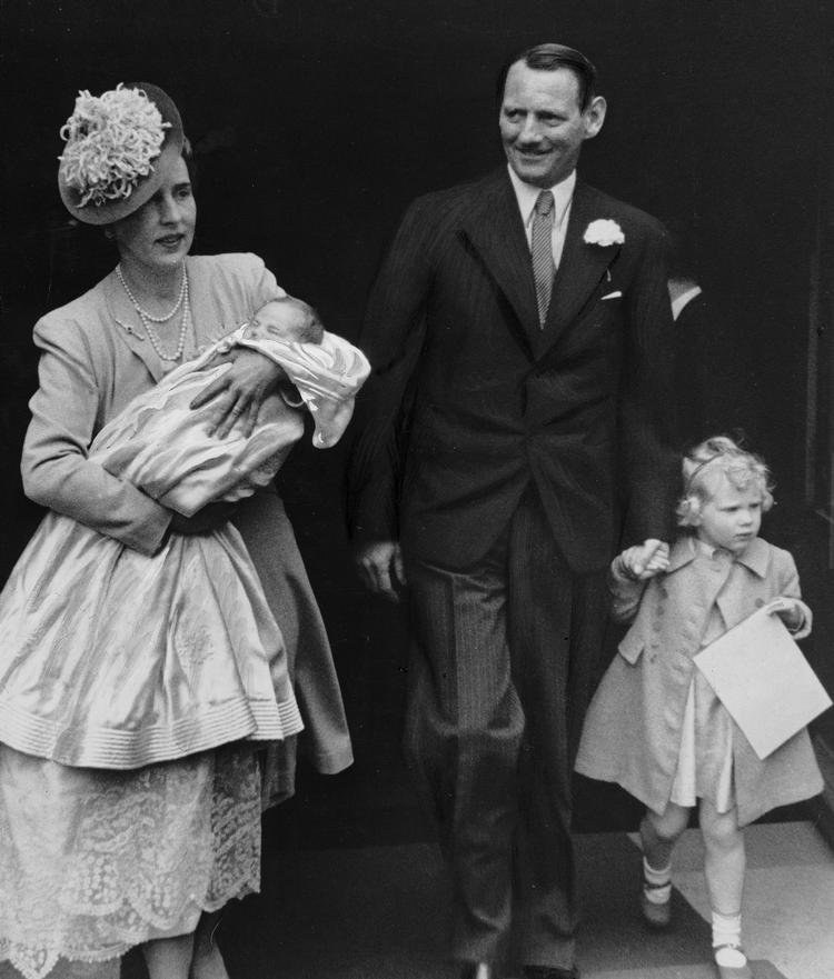 Daværende Kronprins Frederik, Kronprinsesse Ingrid og Prinsesse Margrethe til Prinsesse Bennediktes barnedåb i Fredensborg Slotskirke 25. maj 1944. 