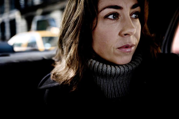 Lund. Når den amerikanske version af tv-serien 'Forbrydelsen' ruller over de danske tv-skærme i slutningen  af maj, hedder hovedpersonen Sarah Linden. Dog stadig med sweater. 