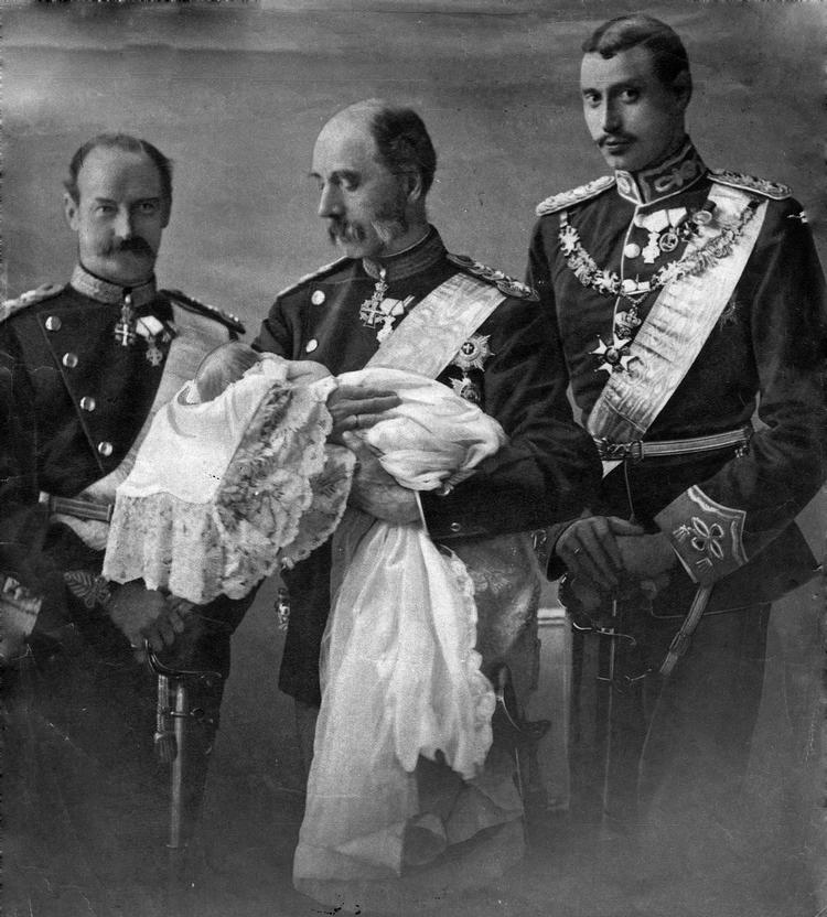 Fire generationer fotograferet umiddelbart efter Prins Frederiks dåb. Kong Chistian IX holder sit oldebarn Prins Frederik i armene. Til venstre Kronprins Frederik og til højre prins Christian. Året er 1899. 