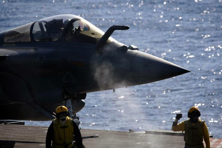Luftkrig. Et fransk Rafale-fly efter landing på et hangarskib. Frankrig er blandt de som vil have intensiveret Nato's mission over Libyen. 
