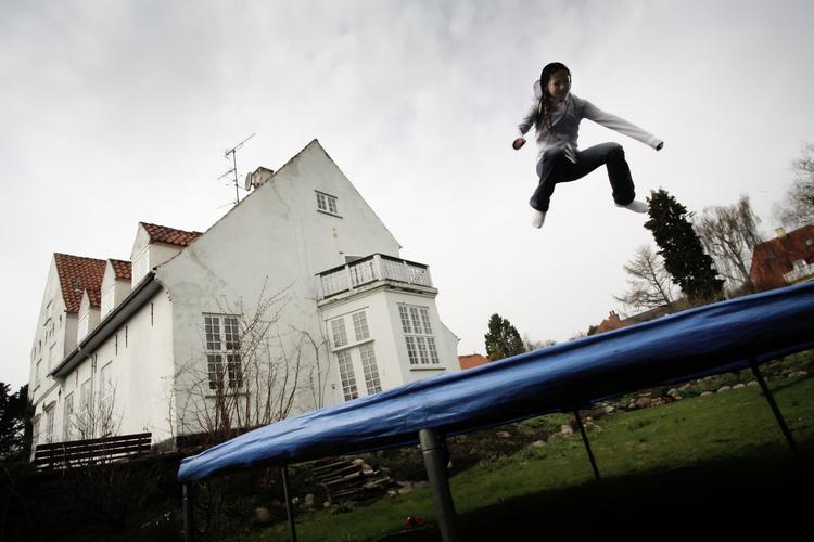 strømudfald. Trampoliner er ikke kun farlige, når man hopper på dem. Nordsjællandske trampoliner gav i går og helt frem til i dag problemer for elforsyningen blandt andet i Skovlunde. 