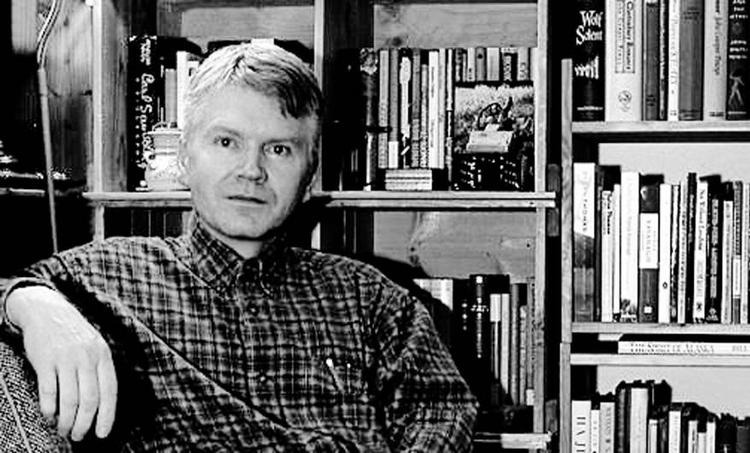 Økonomisk. Gyrðir Elíasson formår at indkapsle katastrofen i novellens stramme format, skriver Politikens anmelder. Det har nu indbragt islændingen Nordisk Råds Litteraturpris. 