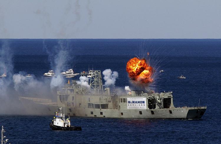 Fregat. HMS Adelaide er 138 meter lang. 