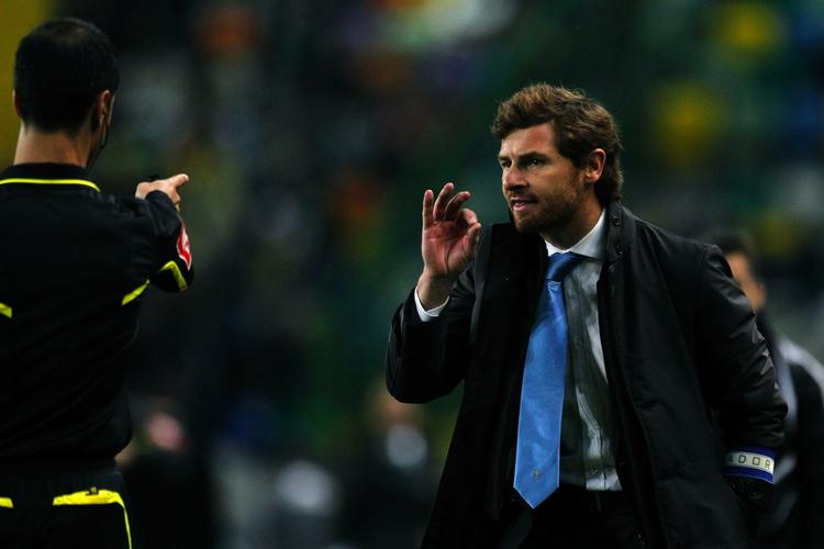 Ungdom. André Villas Boas er en kæmpe succes i FC Porto. Bemærk jakkesæt-stilen, der også er et fællestræk med Real Madrid-træneren  José Mourinho. 