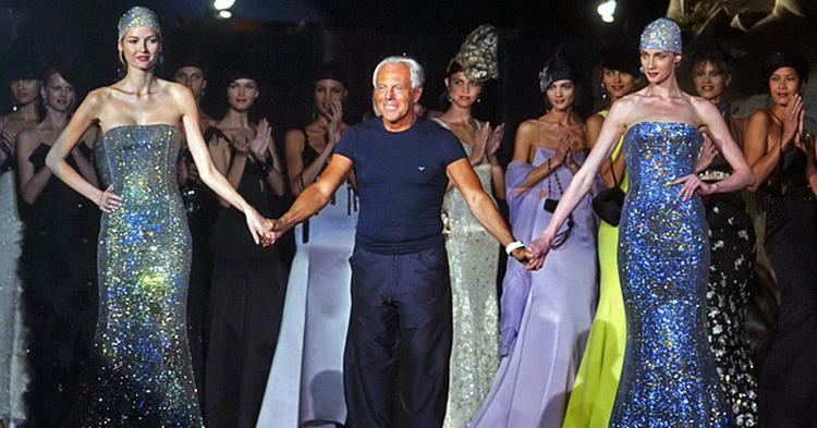 Armani modtager klapsalver for sine designs ved et modeshow på Piazza Navona. 