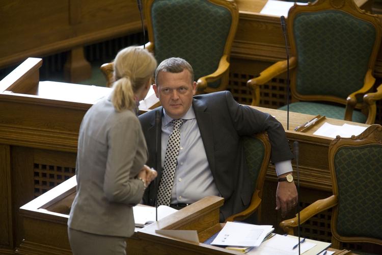 Ordkløveri. Løkke (V) siger, at regeringens økonomiske plan ikke indeholder skattelettelser. Alligevel tror Helle Thorning-Schmidt (S), at Løkke vil sænke skatten. 