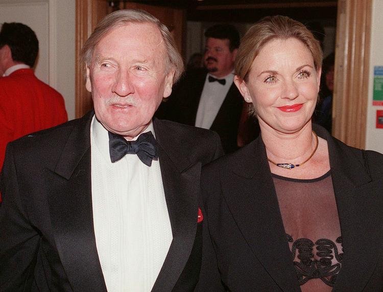 Tragedie. Skuespillerinden Angela Scoular, der formodes at have taget sit eget liv for at gøre en ende på sit smerteshelvede, var gift med komedieskuespilleren Leslie Phillips. De mødte hinanden i 1976, da de begge spillede i det samme teaterstykke. 