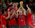 Uovertrufne. Matchvinderen fra VM-finalen mod Holland, Andres Iniesta, må vente med at spille med i Copa America. 