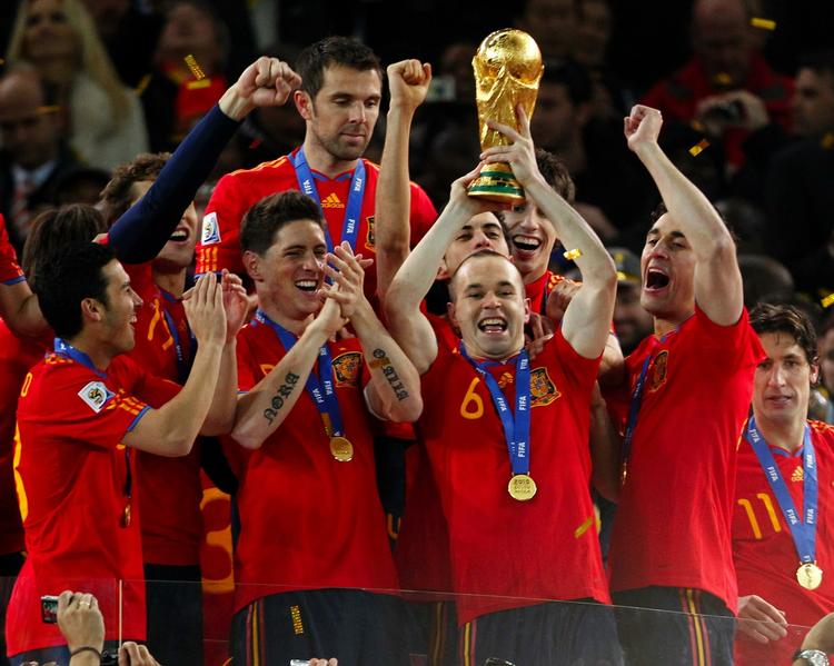 Uovertrufne. Matchvinderen fra VM-finalen mod Holland, Andres Iniesta, må vente med at spille med i Copa America. 