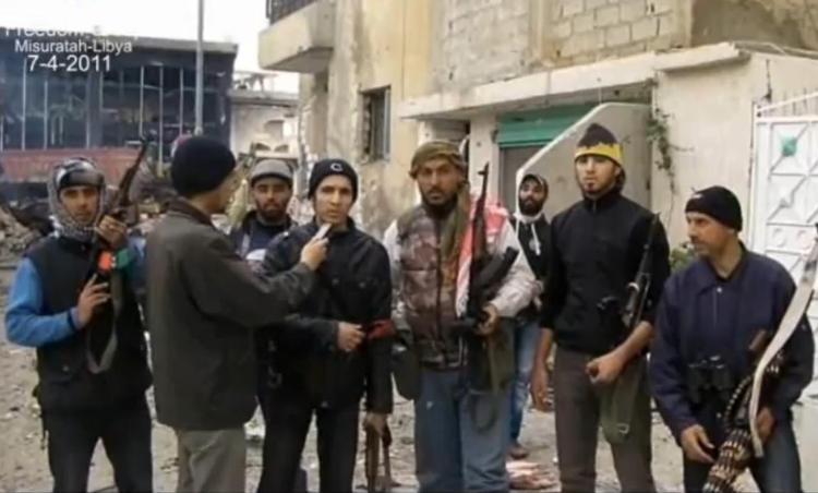 Oprør. Rebellerne i Misrata har kæmpet alene mod overmagten i seks uger. Her bliver nogle af dem interviewet af unge studerende, som har påtaget sig at dokumentere begivenhederne i byen (se bunden af artiklen). 