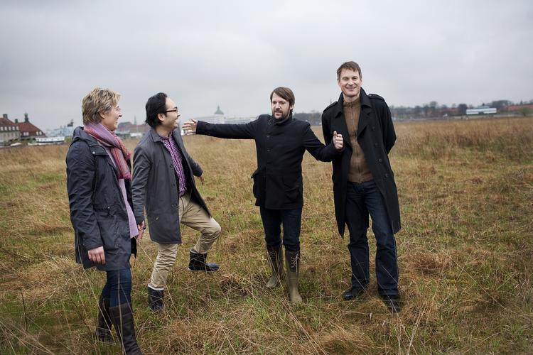 Projektleder Susanne Leegaard, direktør Peter Kreiner samt Rene Redzepi og Claus Meyer fotograferet midt i hvad der bliver madfestival til sommer. 