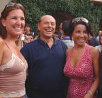 Dameglad. Italiens premierminister, Silvio Berlusconi, tidligere fotograferet  sammen med to uidentificerede kvinder. 