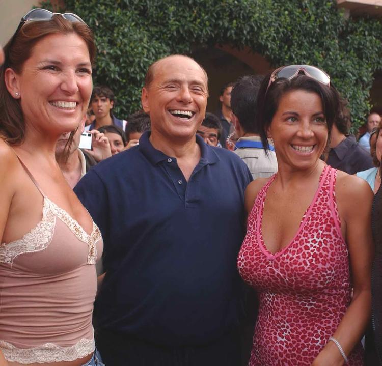 Dameglad. Italiens premierminister, Silvio Berlusconi, tidligere fotograferet  sammen med to uidentificerede kvinder. 