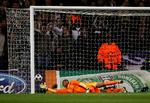 uups. Bolden smuttede mellem hænderne på Gomes, hvilket afgjorde kampen på White Hart Lane. 