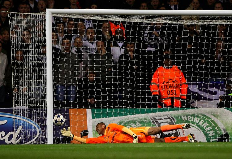 uups. Bolden smuttede mellem hænderne på Gomes, hvilket afgjorde kampen på White Hart Lane. 