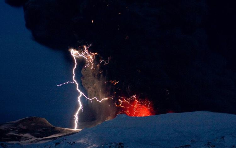 Lighting seen amid the lava and ash erupting from the vent of the Eyjafjallajokull volcano in central Iceland. Archive. 