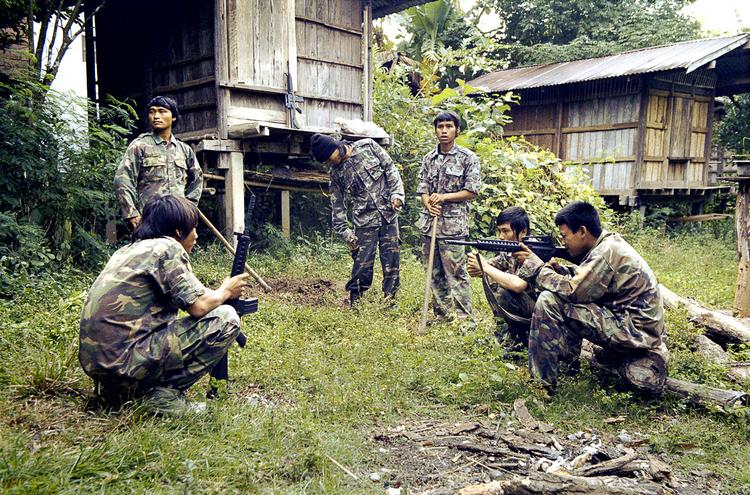 Spøgelsesby. Den 7. august 1965 angreb militæret byen Nabua i Nordøstthailand efter at have anklaget de lokale bønder for at være kommunister. 