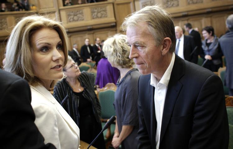 Legekammerater. S og SF spiller på to heste, DF og R, for at få flertal i regeringen, skriver Anita Bay Bundegaard. 