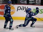 Slutspil. Jannik Hansen jubler efter scoringen til slutresultatet 2-0 til Vancouver. Det var blot anden gang i karrieren Hansen scorede i en slutspilskamp. Totalt er han oppe på 26 mål i 215 kampe. 