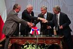 håndtryk. Tjekkiets præsident Klaus (2. th.) trykker hænder med Chiles økonomiminister Fontaine. Til højre for Klaus er det Chiles præsident Pinera. 