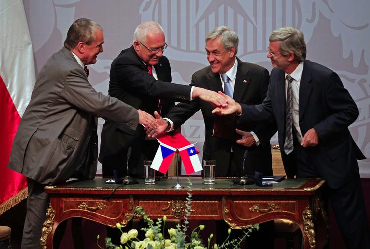 håndtryk. Tjekkiets præsident Klaus (2. th.) trykker hænder med Chiles økonomiminister Fontaine. Til højre for Klaus er det Chiles præsident Pinera. 