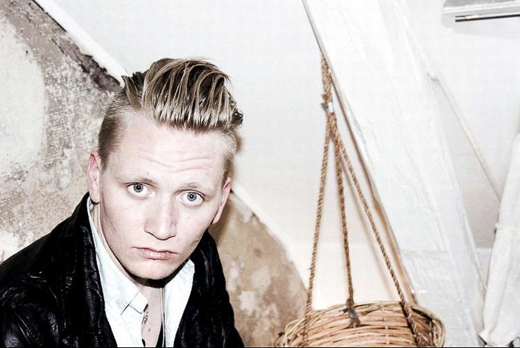 nomineret. 26-årige Thor Martin Jensen har det seneste år revset krea-København med satirebloggen Copenhipster.dk. Og fører en storstilet Facebookkampagne for at vinde IBYEN-prisen som Årets Københavner, blev uddelt fredag aften. Vinderen blev Copenhipster, som slog ingen ringere end Nomas køkkenchef, René Redzepi. Her er én af hipsterens venner - for han ynder stadig at holde sig mest muligt anonym. Foto: Privat 