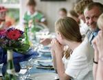 FORSKELLIG. Selv om konfirmandens forældre er skilt, kan forældrene sagtens holde en god fest sammen med gæster fra den nye familie 