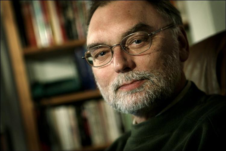 Noveller. Leif Davidsen er bedst i thrillerformatet, hvor der er plads til at folde plot og personer ud og til at flette research ind, så den giver både fylde og skarphed. 