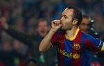 Hyldest. Andres Iniesta blev far for første gang i sidste uge og sendte efter scoringen til 1-0 denne hilsen til den lille nyfødte. 