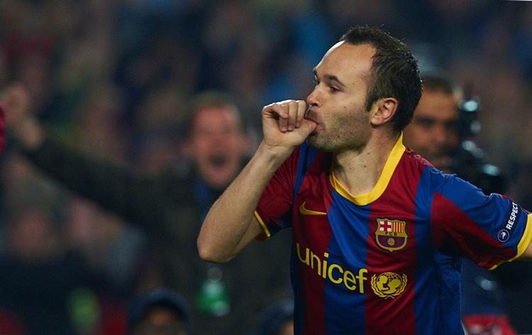 Hyldest. Andres Iniesta blev far for første gang i sidste uge og sendte efter scoringen til 1-0 denne hilsen til den lille nyfødte. 