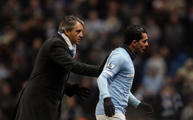 ude. Manager Roberto Mancini (t.v.) må stille op med en reserve i de kommende kampe. 