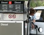 DYRT. Det skal koste mere at køre på diesel i fremtiden hvis det står til EU-komissionens nye lovforslag, der dog allerede har mødt modstand. 