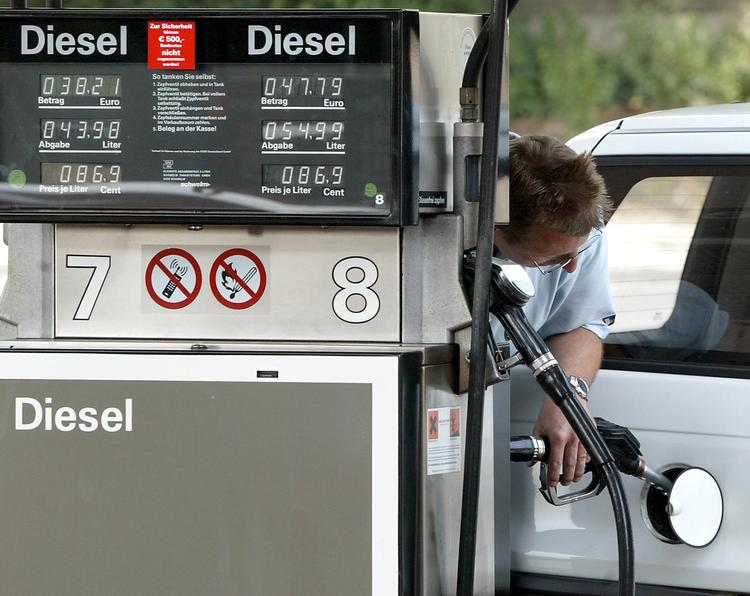 DYRT. Det skal koste mere at køre på diesel i fremtiden hvis det står til EU-komissionens nye lovforslag, der dog allerede har mødt modstand. 