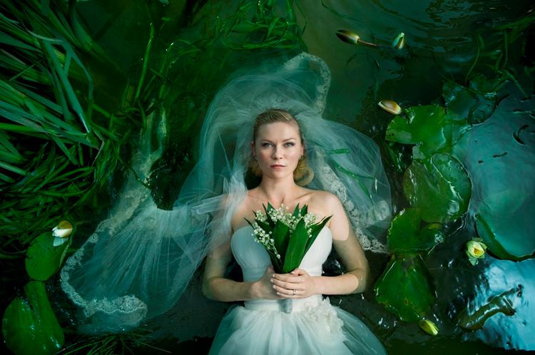 Bryllupsfeber. Kirsten Dunst spiller hovedrollen som den lykkelige brud, der dog bliver svært påvirket af en fremmed planets fremdrift mod Jorden. 