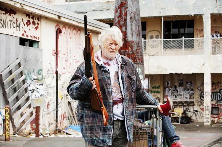 Comeback. Den hollandske skuespiller RutgerHauer (f. 1944) spiller hovedrollen i to film på CPH PIX, Lech Majewskis kunstfilm 'The Mill &amp; The Cross' og Jason Eiseners splatter 'Hobo with a Shotgun' (billedet). Hauer er kendt for sine roller i 'Blade Runner', 'The Hitcher', 'Sin City' og 'Batman Begins'.  Foto fra filmen 