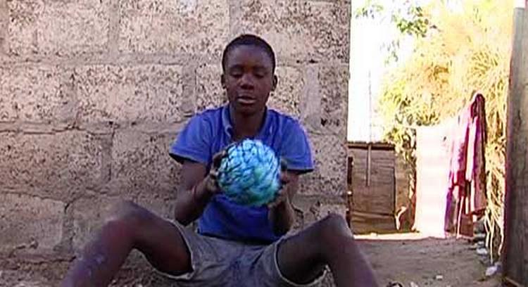 Vindertype. Kortfilmen 'Condomise Zambia' om Fred Tembos kreative kondomfodbolde fik både 1. præmien og publikumsprisen i politiken.dk's og Mellemfolkeligt Samvirkes fælles videokonkurrence. Filmens bagmænd indkasserede dog ikke deres præmie, de valgte at investere i Fred Tembos fremtid og bruge pengene på at sende ham i skole. 