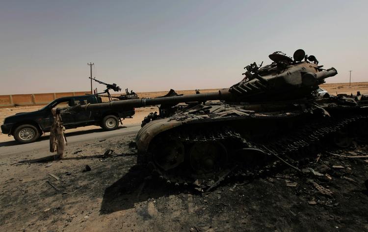 SMADRET. En af Gaddafi-styrkernes tankvogne er blevet smadret. Nato lover at angrebene fortsætter, indtil Gaddafi stopper sine angreb mod befolkningen. 