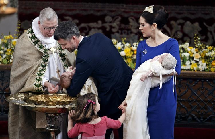 Dåb. De royale tvillinger fik navnene Minik og Ivalo som hvert deres tredje navn. 