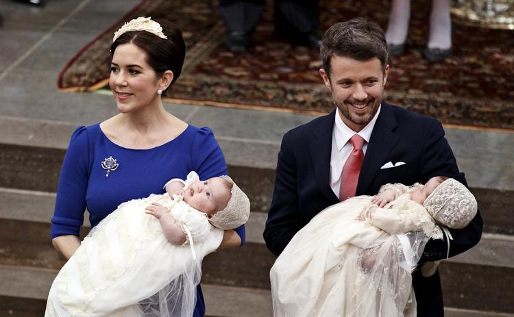 Døbt. Kronprinsparret  med tvillingerne  Vincent Frederik Minik Alexander og Josephine Sophia Ivalo Mathilda. 