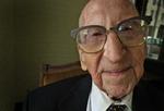 Alderspræsidenten. Walter Breuning blev 114 år. Han var gammel nok til at kunne huske bedstefaderens fortællinger om den amerikanske borgerkrig i 1860'erne. Han fortalte om, hvordan han havde dræbt sydstatssoldater. »Jeg syntes, det var en forfærdelig ting at sige«, husker Walter Breuning. 