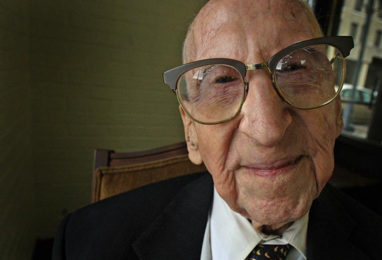 Alderspræsidenten. Walter Breuning blev 114 år. Han var gammel nok til at kunne huske bedstefaderens fortællinger om den amerikanske borgerkrig i 1860'erne. Han fortalte om, hvordan han havde dræbt sydstatssoldater. »Jeg syntes, det var en forfærdelig ting at sige«, husker Walter Breuning. 
