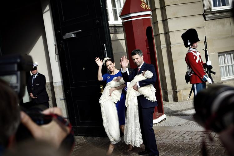 Overstået. Kronprinseparret vender tilbage til Amalienborg efter dåben af Vincent og Josephine. 