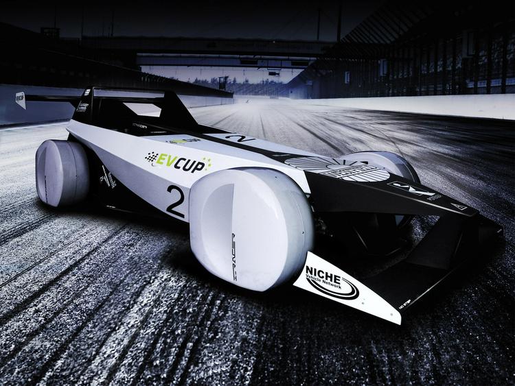Lydløs. I den nystartede EV Cup skal deltagerne i en af klasserne køre denne Westfield iRacer. Det er en Formel-racerbil drevet frem af elektricitet, og nu vil EU have Formel 1-klassen til at udvikle en lignende model for at promovere teknologien og få flere til at springe på elvognen. 