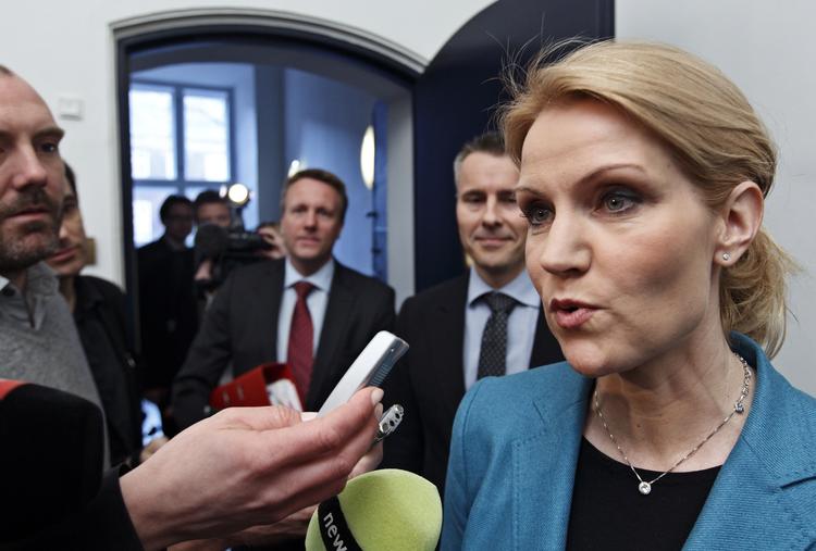 Efterlønsforhandlinger. Helle Thorning-Schmidt (S) vil gerne ændre efterlønnen visse steder, men afviser på forhånd at afskaffe den, som regeringen lægger op til.. 