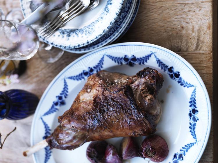 RETRO. Server påskelammekøllen med bagte kartofler – når nu de nye danske kartofler ikke er landet endnu. Retten smager godt drysset med chiliflager eller med chilisauce til. 