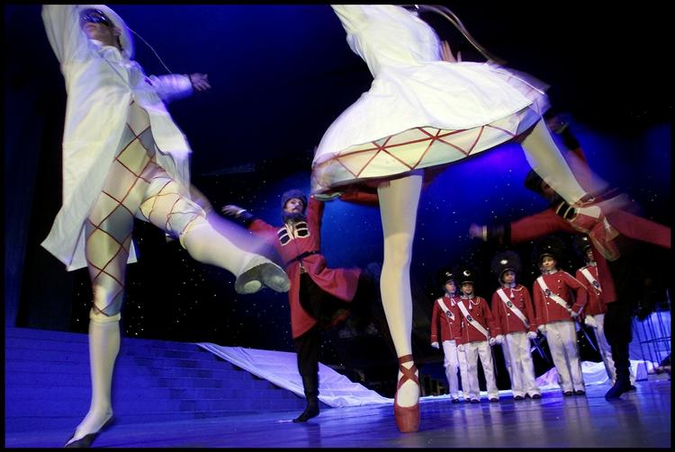 gensyn. For at spares genopsætter Det Kongelige Teater tidligere forestillinger, selv om publikum foretrækker nyopsætninger. Den kommende sæson varsler et gensyn med balletklassikeren Nøddeknækkeren. Her er det en tidligere opsætning i Tivolis Koncertsal. 