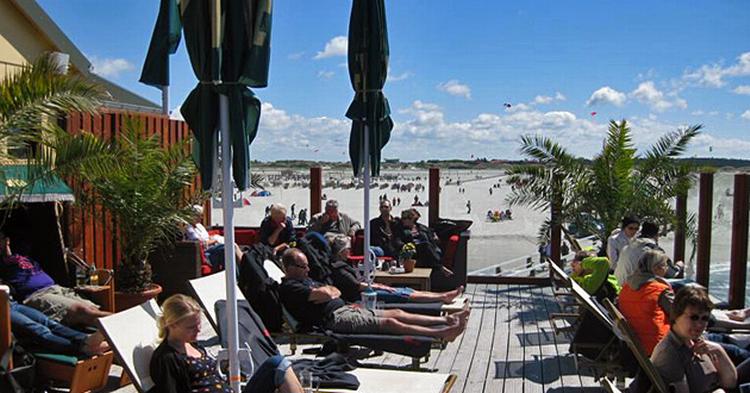 AFSLAPNING. Gæsterne nyder solen og udsigten fra StrandBar. 