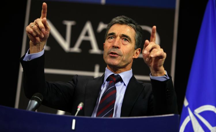 Fogh. Så længe Nato ikke har en fælles holdning, må Fogh tie stille udadtil, skriver seniorforsker. Arkivfoto fra en pressekonference i Nato's hovedkvarter i Bruxelles. 